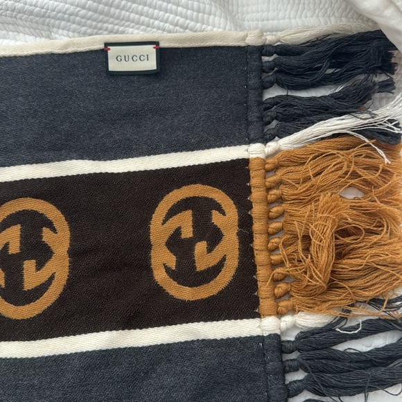 Gucci scarf WORN ONCE so basically new - Picture 3 of 4